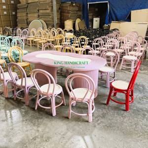 Muebles elegantes y duraderos para salas de juegos y Guarderías: juego de mesa y sillas para niños de ratán - Product Image 3