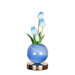 Lampe de nuit en forme de tulipe avec bouquet de fleurs réalistes, comme une décoration de table pour créer une ambiance dans la chambre. - Product Image 5