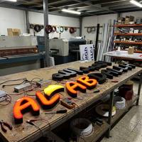 Lettres en acier inoxydable noir mat 3D personnalisées avec logo LED Halo pour la signalisation de boutique, café, devanture de magasin, image de marque
