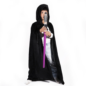 Cape pour enfants avec accessoire sabre laser, costume pour cosplay Star Wars, cape longue en polyester noir, vêtements de fête pour garçons - Product Image 1