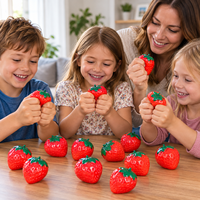 Jouet souple en forme de fraise avec un design mignon inspiré des fruits