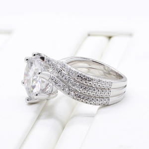 แหวนหมั้นเพชรโมอิสสีเงินสำหรับผู้หญิง<span class=keywords><strong>925</strong></span>ด้วยความรักสามครั้งขายตรงของผู้ผลิต - Product Image 2