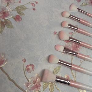 ชุดแปรงแต่งหน้าขนสังเคราะห์ 7 ชิ้น สีชมพูไล่เฉด ด้ามไม้ หัวแปรงอะลูมิเนียม ชุดแปรงโกนหนวดแบบกำหนดเอง - Product Image 4