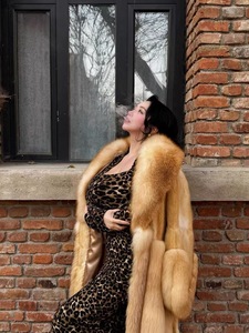 Cappotto di pelliccia da donna di nuovo stile europeo e americano-pelliccia di volpe con trench lungo in vera pelliccia di topo muschiato con volpe a nove code - Product Image 3
