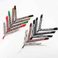 Matériau de chaussure effet mouillé avec boucle triangulaire multicolore, boucle à trois points, lacets ajustables et diamants