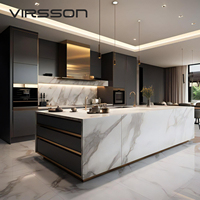 Meubles de cuisine de luxe avec accents dorés, ensemble de meubles de cuisine modernes, îlot en marbre, rangement modulaire