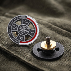 Spille in metallo in <span class=keywords><strong>lega</strong></span> di zinco placcate argento antico, rotonde, intagliate, smaltate, con logo personalizzato e chiusura a vite filettata - Product Image 1