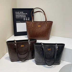 Sac fourre-tout en cuir vintage marron foncé avec embellissements en métal sac à main à bandoulière de style minimaliste pour femmes - Product Image 5