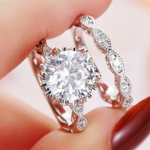 Anello Floreale Cavo con Zirconi per Donne, Gioiello da Dito Classico ed Elegante - Product Image 6