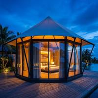 Tente à membrane PVDF double couche 6x6m avec mur en verre et structure en acier, hauteur de sommet 5,5m, isolée, pour glamping hôtelier