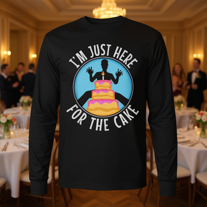 Camiseta de manga larga con estampado de "I'm Just Here For The Cake" para fiesta de bodas - Product Image 3