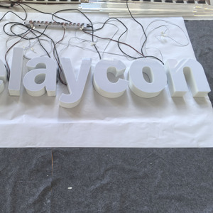 Letras Retroiluminadas de Aluminio Ecológicas Personalizadas |   Letrero Decorativo LED Premium con Halo Luminoso para Interiores de Oficina, Resistente al Agua - Product Image 4