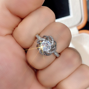 Bague de fiançailles en zircon Rosebud pour femme, bijou élégant et scintillant pour le doigt - Product Image 2