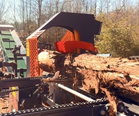 Déchiqueteuse de bois tractable sur route avec essieu à torsion, roues de 15 pouces, fendeur à cale inférieure, pince à 4 voies, moteur 2 cylindres, machine à couper les bûches