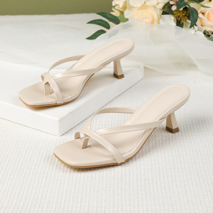 Sandalias de tacón bajo minimalistas para mujer OEM ODM con tira delgada, punta cuadrada abierta, tacón gatito, suela de goma antideslizante, para fiesta y uso casual - Product Image 2