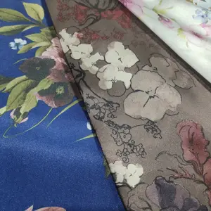 चीन आपूर्तिकर्ता साटन फूल डिजाइन 100% पॉलिएस्टर साटन रेशम कपड़े कस्टम बुना शुद्ध मुद्रित साटन कपड़े