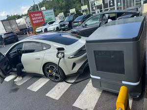 100KWH 리튬 이온 자동 충전 로봇 모바일 에너지 저장 바닥 장착형 EV 충전 스테이션 120KW 출력 - Product Image 3