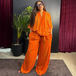 <span class=keywords><strong>Completo</strong></span> da donna in stile europeo-americano, ampio, <span class=keywords><strong>taglie</strong></span> <span class=keywords><strong>forti</strong></span>, con scollo a V, stampa a righe, in poliestere, composto da t-shirt a maniche corte e pantaloni. - Product Image 4