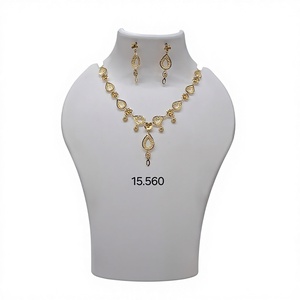 Ensemble de collier exclusif avec motif goutte d'eau doré, accents floraux et boucles d'oreilles pendantes assorties pour femmes, bijoux de célébration - Product Image 1