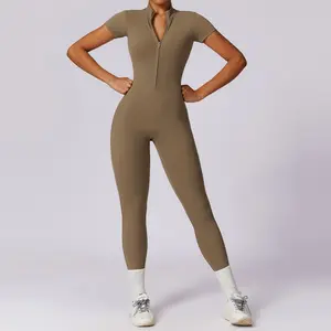 Yüksek streç tek parça zip kısa kollu slim fit spor bodysuit kadın artı boyutu egzersiz yoga tulumlar