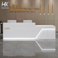 Bureau d'accueil personnalisé avec logo, durable, moderne, en bois brillant, avec bande LED, pour hôpital, bureau, salon de beauté, salle de sport, école