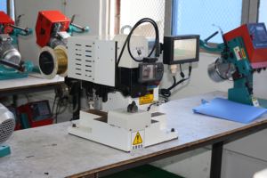 Máquina de prensado de correa de cobre Servo silencioso automático Precio de fábrica Equipo de fabricación de Cables para conexión de arnés de cables de cobre - Product Image 4