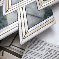 Carrelage Mosaïque 3D en Marbre Vert Jade avec Incrustation Dorée Chevron, Motif Luxueux Moderne pour Mur de Cuisine, 300mmx300mm