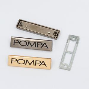 Etichetta e targhetta in metallo fatta <span class=keywords><strong>a</strong></span> <span class=keywords><strong>mano</strong></span> personalizzata <span class=keywords><strong>per</strong></span> la borsa accessori <span class=keywords><strong>per</strong></span> sciarpe con Logo con cinturino Patch in rilievo con indumento stampato Jeans - Product Image 3