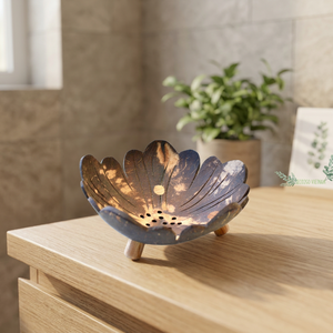 Porte-savon mural artisanal écologique Tropical Wisper en noix de coco – Doux, luxueux et authentique motif floral pour salle de bain - Product Image 1