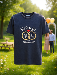 T-shirt We Still Do 10 Years, t-shirt grafica unisex casual con collo rotondo, design con anello a cuore, leggera e comoda, da indossare in estate - Product Image 2