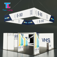 Stand d'exposition SEG sur mesure avec éclairage suspendu et affichage rétroéclairé pour salon professionnel, mur modulaire en sublimation thermique