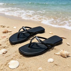 Prix de gros Tongs de luxe tendance, sandales de plage plates de créateur pour femmes, tongs à bout ouvert pour l'été - Product Image 1