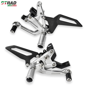 Para <span class=keywords><strong>DUCATI</strong></span> Panigale <span class=keywords><strong>V2</strong></span> 2020-2024 899 959 1199 <span class=keywords><strong>1299</strong></span> S R, Kit de Reposapiés Traseros Ajustables CNC, Protectores de Talón de Fibra de Carbono, Pedales - Product Image 1
