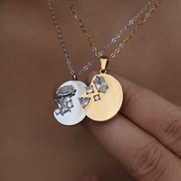 Femmes En Acier Inoxydable Géométrique Cheval Yeux Quadrilatère Sombre Tarot Pendentif Collier Zircon Incrusté Lumière Plaque Fine À La Mode
