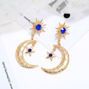 EM1108 Bellissimi <span class=keywords><strong>Orecchini</strong></span> a <span class=keywords><strong>Mezzaluna</strong></span> e Stella con Cristalli e Pavé Dorato per Donne - Product Image 1