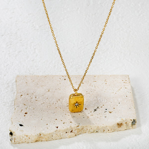 Collar con colgante de diamante en forma de estrella cuadrada dorada, 9x12,5 mm, cadena de 40+5 cm para mujer, uso diario - Product Image 2