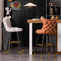 HJ HOME OEM ODM Tabouret de bar moderne de luxe, chaise de bar rembourrée capitonnée, dossier haut, pieds en métal doré pour îlot de cuisine, tabouret de comptoir