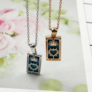 Collar con Colgante de Carta del Tarot en Acero Inoxidable con Baño de Oro PVD de 18K y Esmalte |   Cadena de Eslabones con Piedras Creadas en Laboratorio de Diseño Floral de Moda, Resistente al Agua - Product Image 3