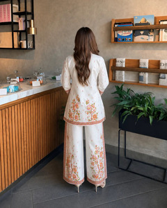 ชุดเซ็ตผ้าฝ้ายพิมพ์ลายดอกไม้สีงาช้างพรีเมียม สำหรับผู้หญิง เนื้อผ้านุ่ม น้ำหนักเบา แห้งเร็ว ไม่ยับ ชุดสองชิ้น เหมาะสำหรับฤดูร้อนและวันพักผ่อน - Product Image 3