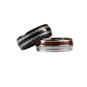 Anillo de Acero de Titanio Pulido con Incrustaciones de Fibra de Carbono y Madera de Acacia, Diseño Geométrico, Anillo de Boda Unisex SA1226-27 - Product Image 5