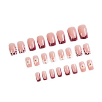 Ongles à presser imprimés léopard courts carrés French Manucure Nude avec fleurs et perles dorées pour femmes, usage quotidien et soirées