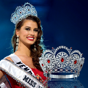 มงกุฎเพชรมิสยูนิเวิร์ส MO249 ประดับด้วยหินสีแดง สายคาดศีรษะปรับได้ มงกุฎการประกวดมิสยูนิเวิร์สปี 2009 - Product Image 1