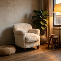 Fauteuil en polaire Teddy, blanc crème, style scandinave confortable, accoudoirs roulés, pieds en bois, salon, chambre à coucher