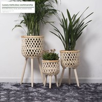 Rak Bunga Kayu Tinggi Modern Nordik, Berdiri di Lantai, Anyaman Rotan, Ramah Lingkungan, Kapasitas 3-6L, untuk Balkon dan Ruang Tamu Dalam Ruangan