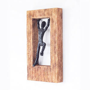 Sculpture murale artisanale en bois de manguier avec figurine abstraite d'homme grimpant, décoration artistique rustique moderne pour la maison - Product Image 1