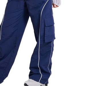 Pantalones de chándal anchos de cintura alta para mujer, estilo casual de trabajo, holgados, de nailon, con bolsillos cargo y elásticos. - Product Image 3