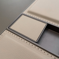 Porte de placard en similicuir recouvert de tissu synthétique PU avec poignée J-Pull, design minimaliste et luxe moderne, pour dressing et chambre à coucher