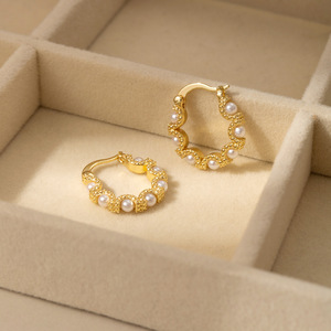 Aros de Oro con Perlas y Diseño Geométrico, Joyería para Bodas EKA-063 - Product Image 1
