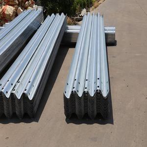 Capuchon en caoutchouc pour garde-corps routier en acier en forme de W - Product Image 3