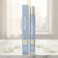 Pour Elle Eau de Parfum en Spray Bleu Ciel Flacon Élancé Boîte Pétales Marbrés Intérieur Lumineux Élégant Longue Durée